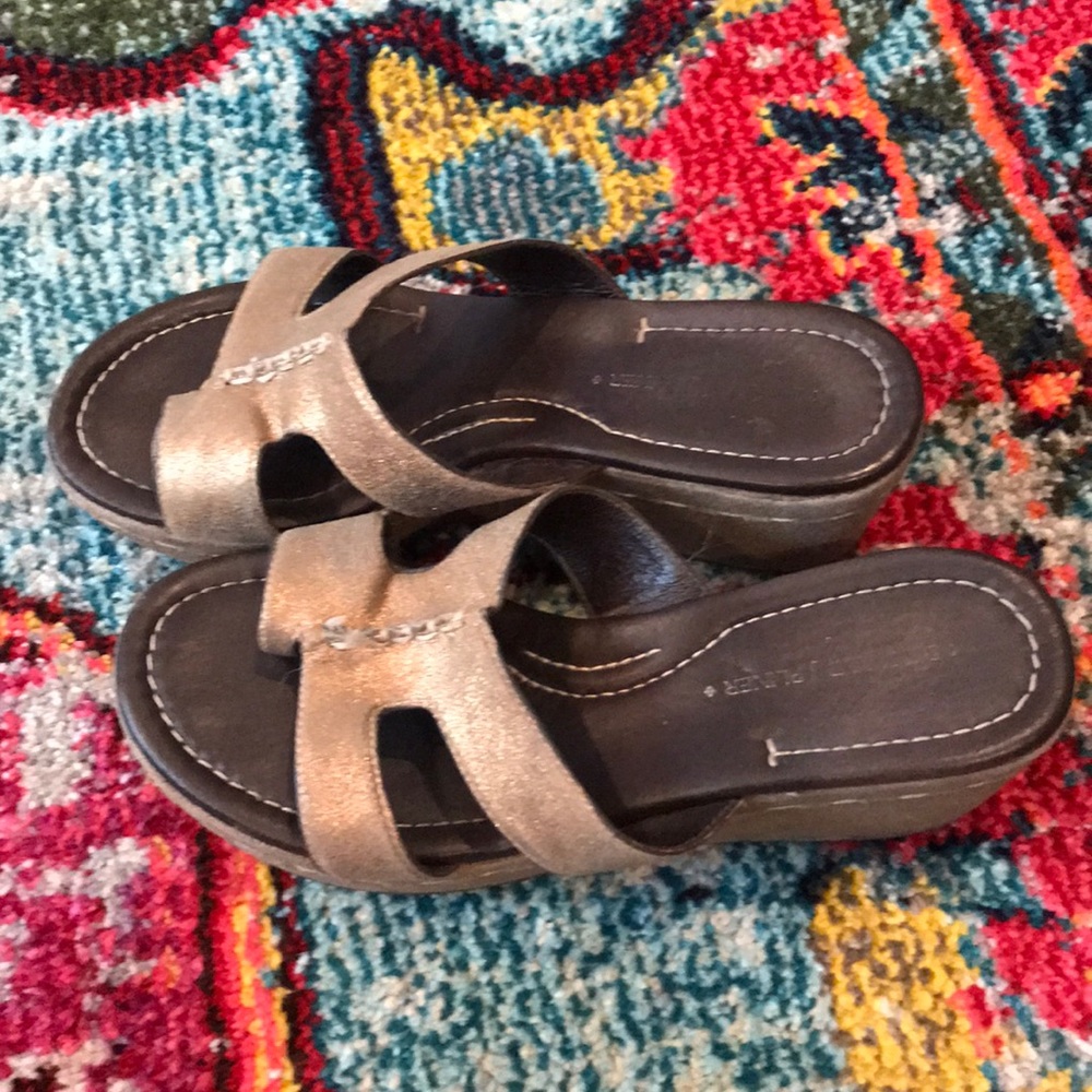 Donald J Pliner- Sela Size 5.5 US - Gold Wedges